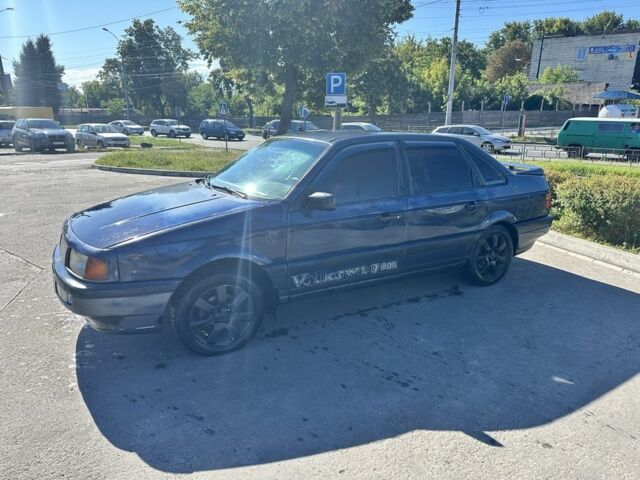 Синий Фольксваген Пассат, объемом двигателя 1.8 л и пробегом 330 тыс. км за 1900 $, фото 2 на Automoto.ua