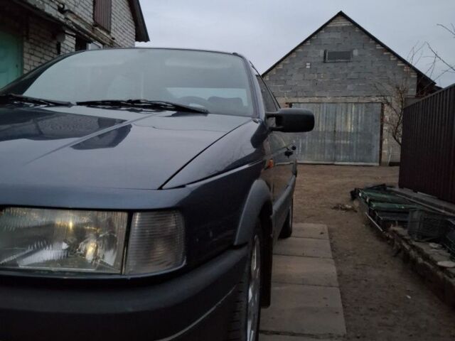 Синий Фольксваген Пассат, объемом двигателя 1.8 л и пробегом 320 тыс. км за 2200 $, фото 2 на Automoto.ua