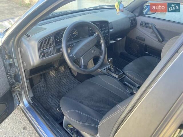 Синий Фольксваген Пассат, объемом двигателя 1.6 л и пробегом 370 тыс. км за 2100 $, фото 4 на Automoto.ua