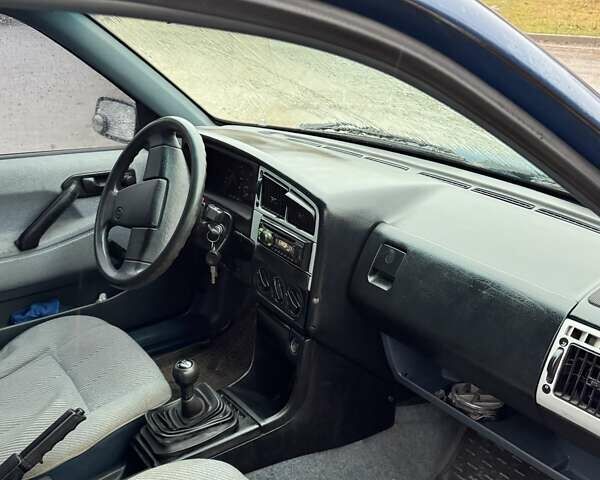 Синий Фольксваген Пассат, объемом двигателя 1.6 л и пробегом 300 тыс. км за 1550 $, фото 6 на Automoto.ua