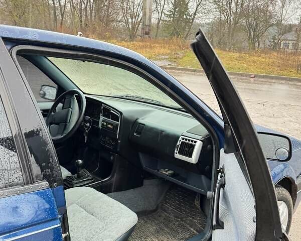 Синий Фольксваген Пассат, объемом двигателя 1.6 л и пробегом 300 тыс. км за 1550 $, фото 4 на Automoto.ua