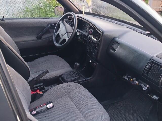 Синий Фольксваген Пассат, объемом двигателя 1.8 л и пробегом 300 тыс. км за 1300 $, фото 2 на Automoto.ua