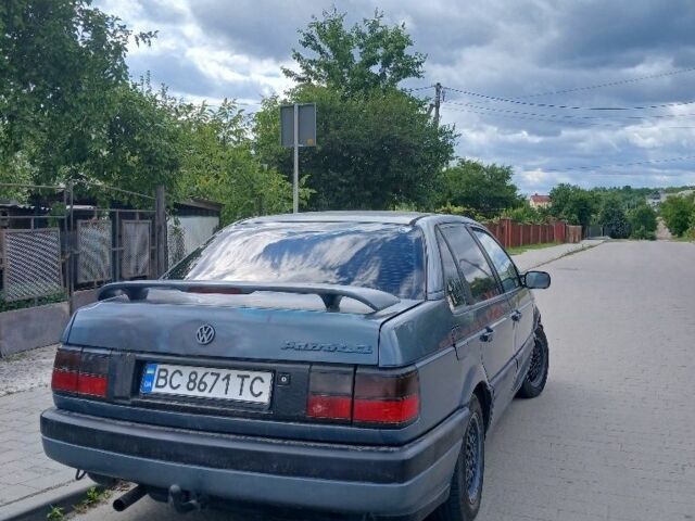 Синий Фольксваген Пассат, объемом двигателя 1.8 л и пробегом 300 тыс. км за 1300 $, фото 1 на Automoto.ua