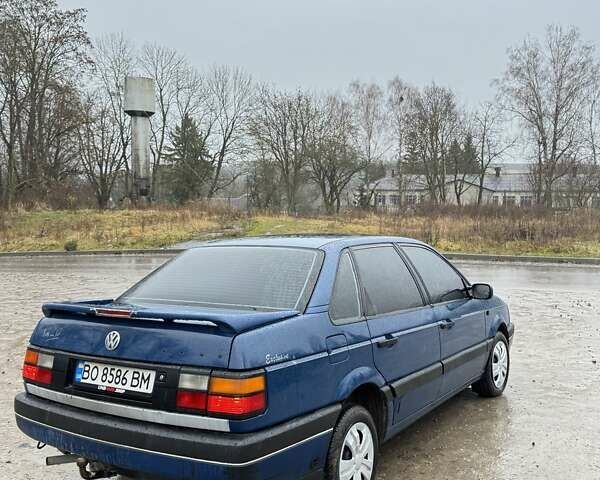 Синий Фольксваген Пассат, объемом двигателя 1.6 л и пробегом 300 тыс. км за 1550 $, фото 2 на Automoto.ua