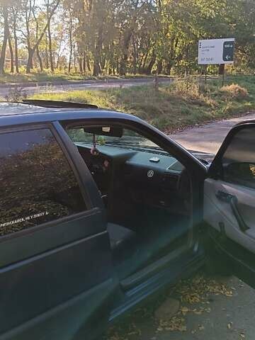 Синий Фольксваген Пассат, объемом двигателя 1.8 л и пробегом 300 тыс. км за 1999 $, фото 11 на Automoto.ua