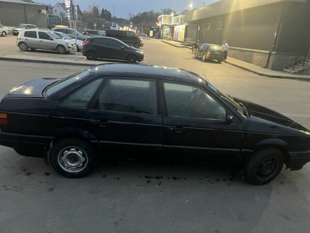 Синий Фольксваген Пассат, объемом двигателя 1.6 л и пробегом 300 тыс. км за 1500 $, фото 2 на Automoto.ua