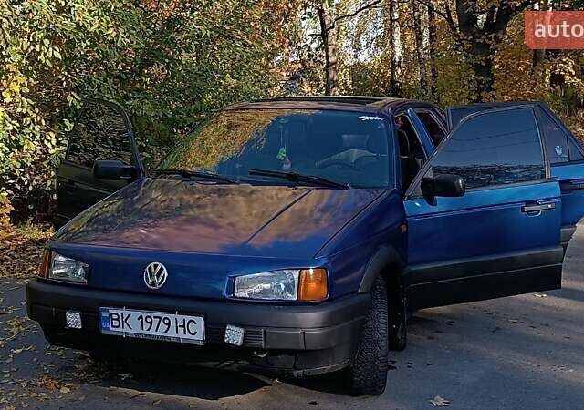 Синий Фольксваген Пассат, объемом двигателя 1.8 л и пробегом 300 тыс. км за 1999 $, фото 1 на Automoto.ua