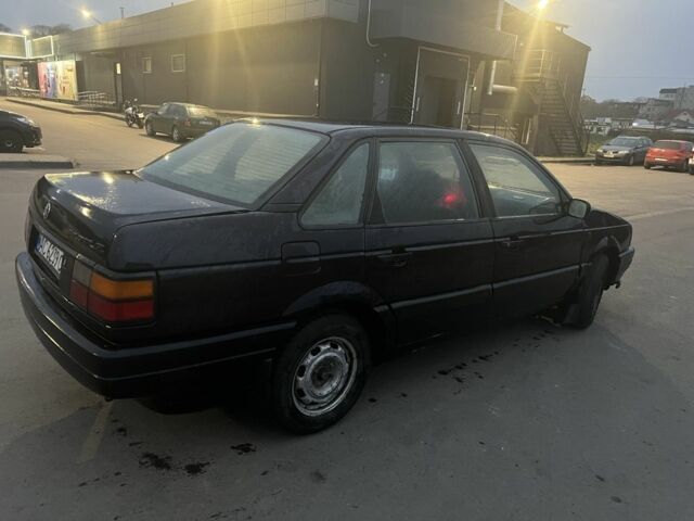 Синий Фольксваген Пассат, объемом двигателя 1.6 л и пробегом 300 тыс. км за 1500 $, фото 1 на Automoto.ua