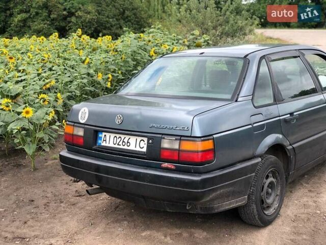 Синий Фольксваген Пассат, объемом двигателя 1.8 л и пробегом 300 тыс. км за 1800 $, фото 4 на Automoto.ua