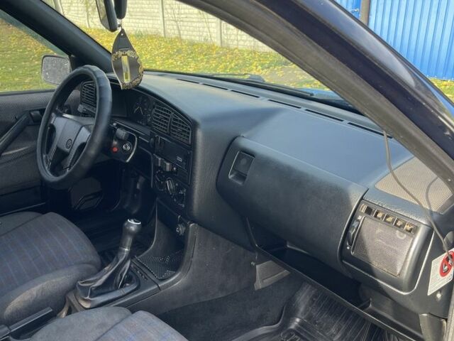 Синий Фольксваген Пассат, объемом двигателя 1.8 л и пробегом 475 тыс. км за 1900 $, фото 7 на Automoto.ua