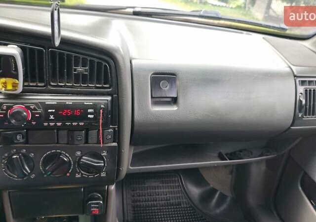 Синий Фольксваген Пассат, объемом двигателя 1.8 л и пробегом 445 тыс. км за 1850 $, фото 3 на Automoto.ua