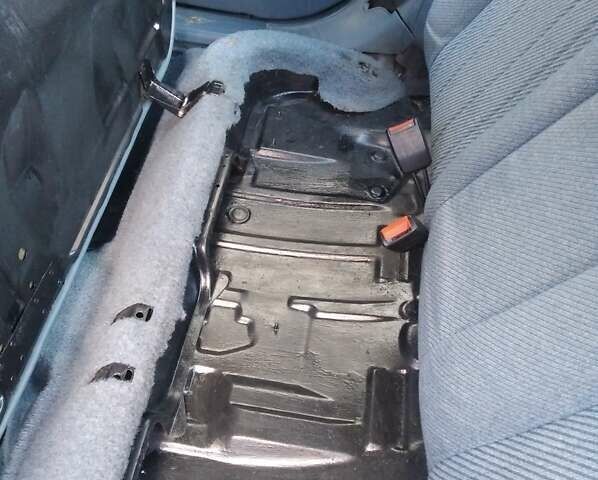 Синий Фольксваген Пассат, объемом двигателя 1.8 л и пробегом 420 тыс. км за 1900 $, фото 27 на Automoto.ua