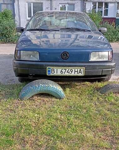 Синий Фольксваген Пассат, объемом двигателя 1.8 л и пробегом 300 тыс. км за 3000 $, фото 2 на Automoto.ua