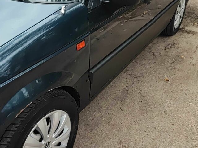 Синий Фольксваген Пассат, объемом двигателя 1.8 л и пробегом 350 тыс. км за 1300 $, фото 1 на Automoto.ua