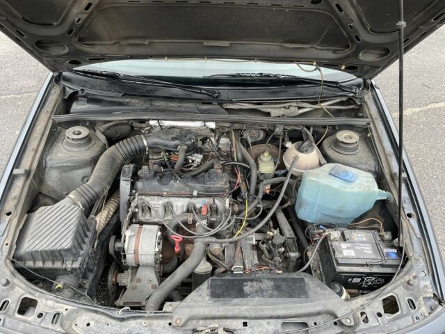 Синий Фольксваген Пассат, объемом двигателя 2 л и пробегом 300 тыс. км за 1950 $, фото 5 на Automoto.ua