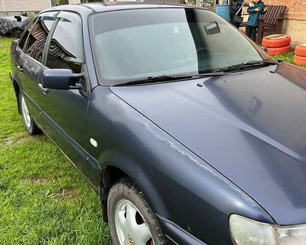 Синий Фольксваген Пассат, объемом двигателя 2 л и пробегом 300 тыс. км за 1700 $, фото 4 на Automoto.ua