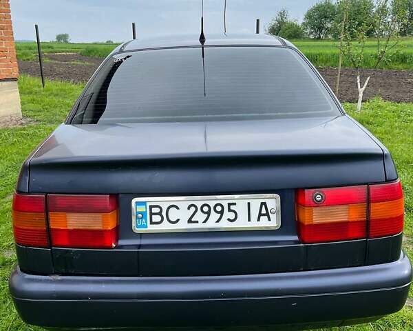 Синий Фольксваген Пассат, объемом двигателя 2 л и пробегом 300 тыс. км за 1700 $, фото 2 на Automoto.ua