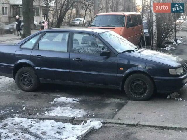 Синий Фольксваген Пассат, объемом двигателя 2 л и пробегом 315 тыс. км за 3200 $, фото 3 на Automoto.ua