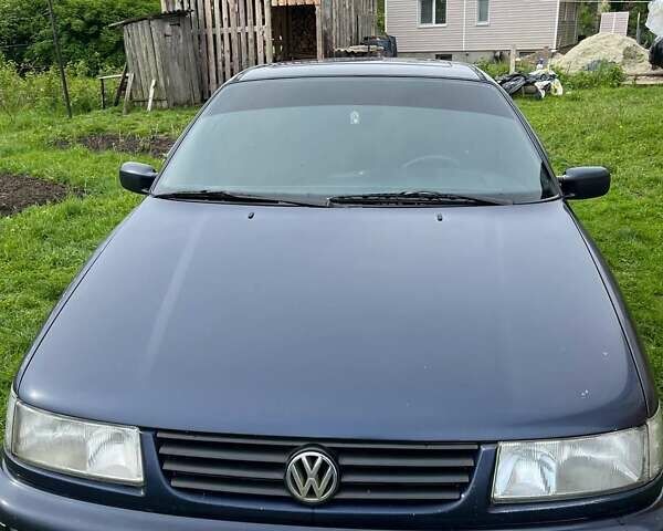 Синий Фольксваген Пассат, объемом двигателя 2 л и пробегом 300 тыс. км за 1700 $, фото 1 на Automoto.ua