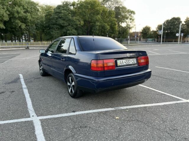 Синий Фольксваген Пассат, объемом двигателя 2 л и пробегом 338 тыс. км за 1950 $, фото 3 на Automoto.ua