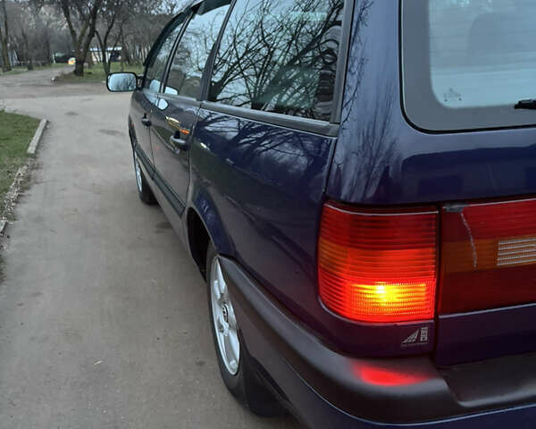 Синий Фольксваген Пассат, объемом двигателя 1.78 л и пробегом 320 тыс. км за 2750 $, фото 11 на Automoto.ua