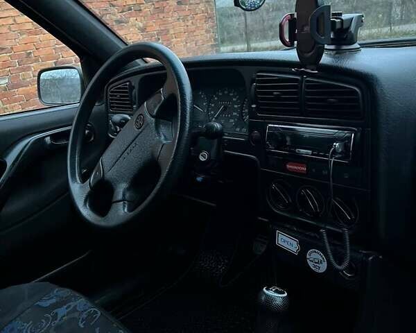 Синий Фольксваген Пассат, объемом двигателя 1.8 л и пробегом 359 тыс. км за 2350 $, фото 20 на Automoto.ua