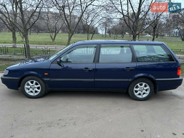 Синий Фольксваген Пассат, объемом двигателя 1.78 л и пробегом 320 тыс. км за 2750 $, фото 1 на Automoto.ua