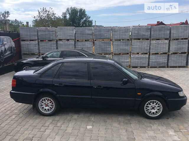 Синий Фольксваген Пассат, объемом двигателя 1.8 л и пробегом 400 тыс. км за 3150 $, фото 33 на Automoto.ua