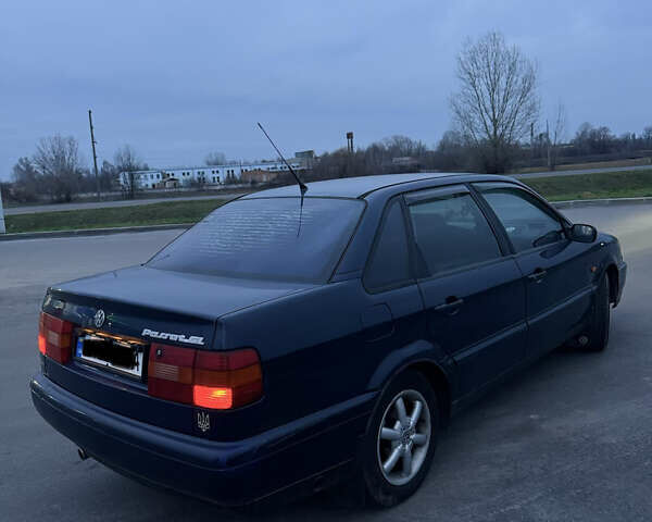 Синій Фольксваген Пассат, об'ємом двигуна 2 л та пробігом 369 тис. км за 2100 $, фото 2 на Automoto.ua