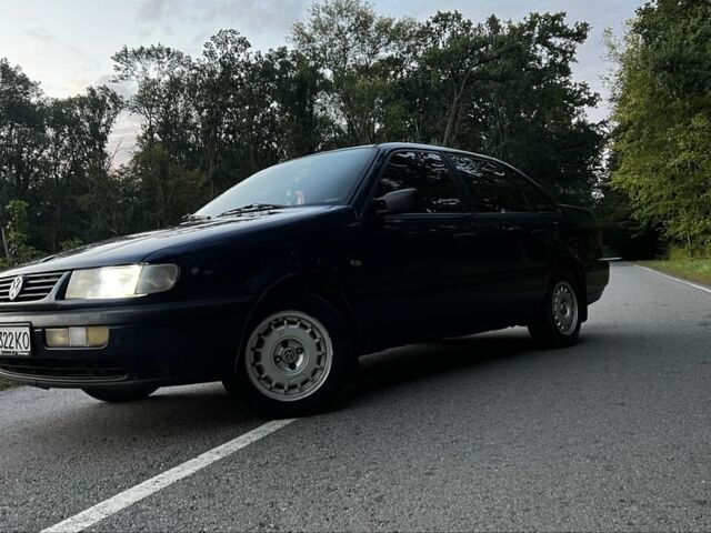 Синий Фольксваген Пассат, объемом двигателя 1.8 л и пробегом 330 тыс. км за 3000 $, фото 3 на Automoto.ua