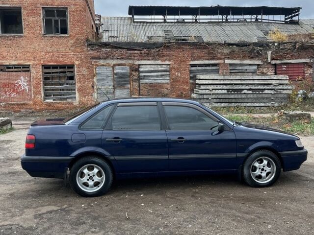 Синий Фольксваген Пассат, объемом двигателя 1.8 л и пробегом 300 тыс. км за 2550 $, фото 3 на Automoto.ua