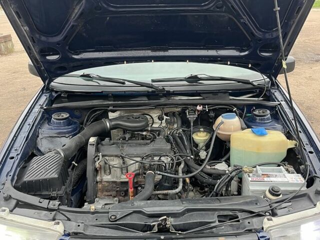 Синий Фольксваген Пассат, объемом двигателя 1.8 л и пробегом 300 тыс. км за 2550 $, фото 10 на Automoto.ua