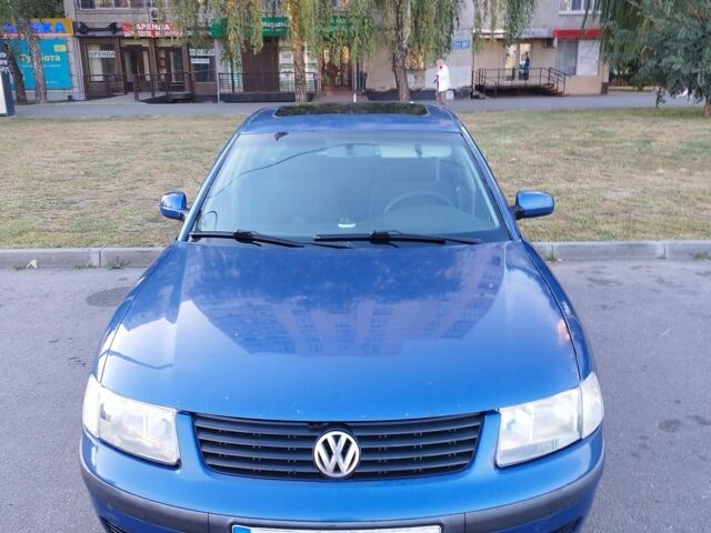 Синий Фольксваген Пассат, объемом двигателя 1.6 л и пробегом 420 тыс. км за 3300 $, фото 1 на Automoto.ua