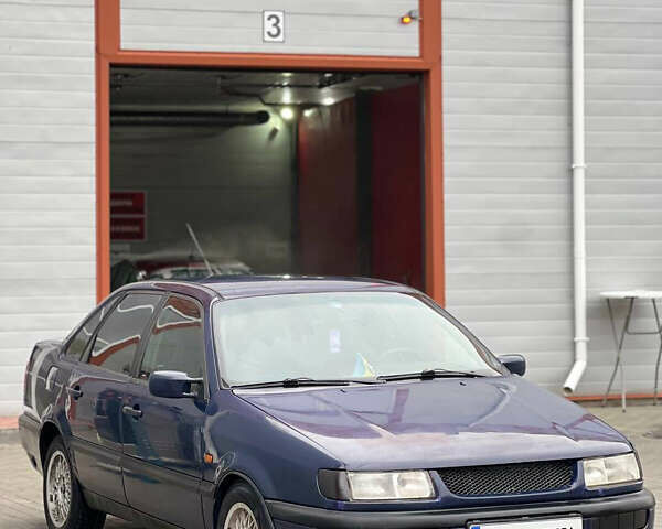 Синий Фольксваген Пассат, объемом двигателя 2 л и пробегом 200 тыс. км за 2150 $, фото 2 на Automoto.ua