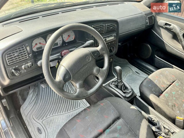 Синий Фольксваген Пассат, объемом двигателя 1.8 л и пробегом 150 тыс. км за 2500 $, фото 13 на Automoto.ua