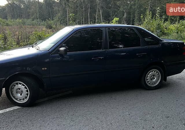 Синий Фольксваген Пассат, объемом двигателя 1.8 л и пробегом 330 тыс. км за 3000 $, фото 4 на Automoto.ua