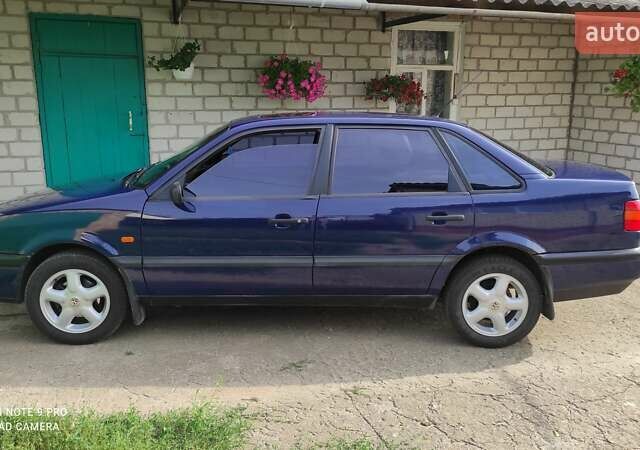 Синій Фольксваген Пассат, об'ємом двигуна 2 л та пробігом 312 тис. км за 2700 $, фото 1 на Automoto.ua