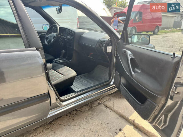 Синий Фольксваген Пассат, объемом двигателя 1.8 л и пробегом 150 тыс. км за 2500 $, фото 14 на Automoto.ua