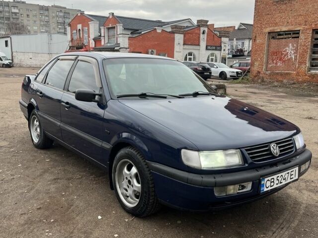 Синий Фольксваген Пассат, объемом двигателя 1.8 л и пробегом 300 тыс. км за 2550 $, фото 1 на Automoto.ua