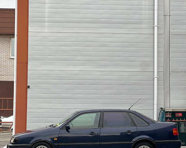 Синий Фольксваген Пассат, объемом двигателя 2 л и пробегом 200 тыс. км за 2150 $, фото 3 на Automoto.ua