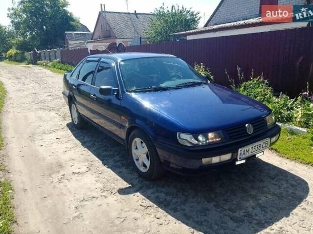 Синий Фольксваген Пассат, объемом двигателя 2 л и пробегом 280 тыс. км за 2200 $, фото 1 на Automoto.ua