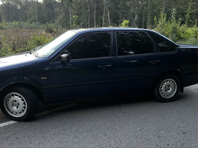 Синий Фольксваген Пассат, объемом двигателя 1.8 л и пробегом 330 тыс. км за 3000 $, фото 4 на Automoto.ua