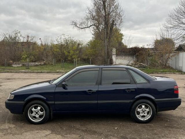 Синий Фольксваген Пассат, объемом двигателя 1.8 л и пробегом 300 тыс. км за 2550 $, фото 2 на Automoto.ua