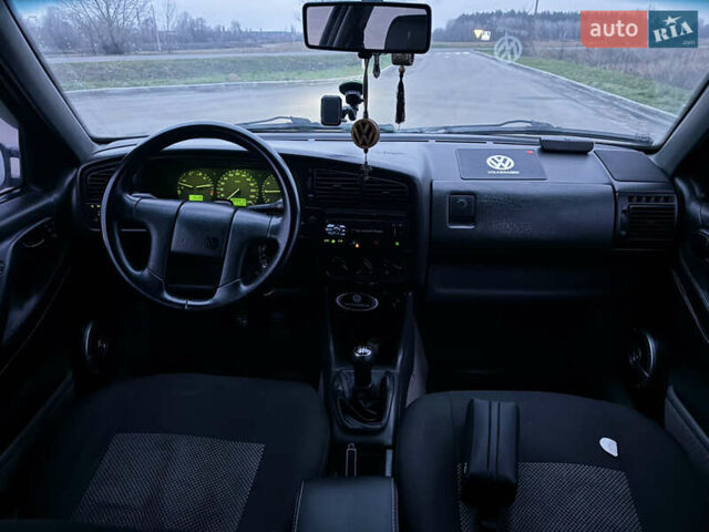 Синій Фольксваген Пассат, об'ємом двигуна 2 л та пробігом 369 тис. км за 2100 $, фото 3 на Automoto.ua