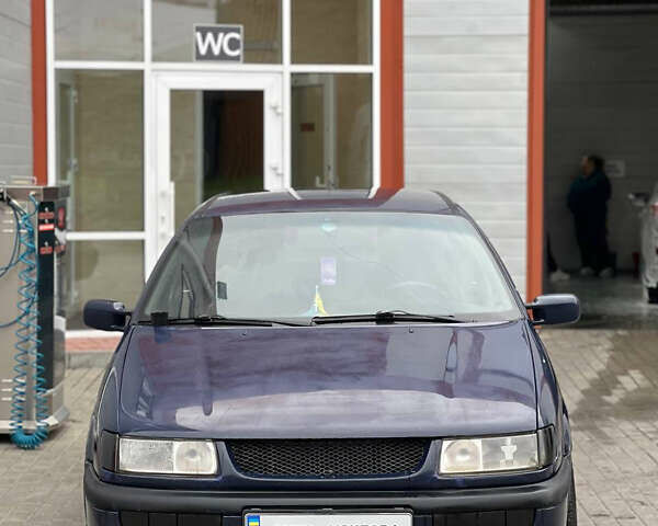 Синий Фольксваген Пассат, объемом двигателя 2 л и пробегом 200 тыс. км за 2150 $, фото 1 на Automoto.ua