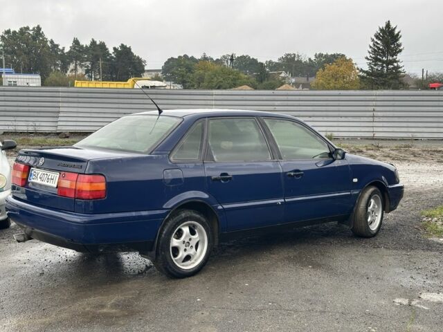 Синий Фольксваген Пассат, объемом двигателя 2 л и пробегом 293 тыс. км за 2150 $, фото 2 на Automoto.ua