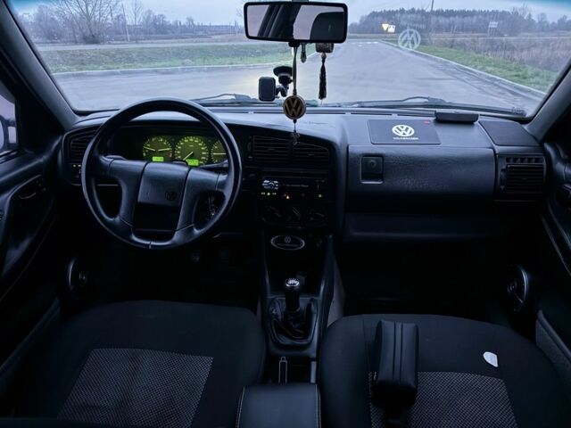 Синій Фольксваген Пассат, об'ємом двигуна 2 л та пробігом 369 тис. км за 2100 $, фото 3 на Automoto.ua