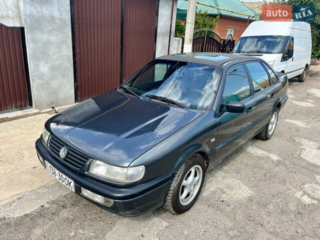 Синий Фольксваген Пассат, объемом двигателя 1.8 л и пробегом 150 тыс. км за 2500 $, фото 1 на Automoto.ua