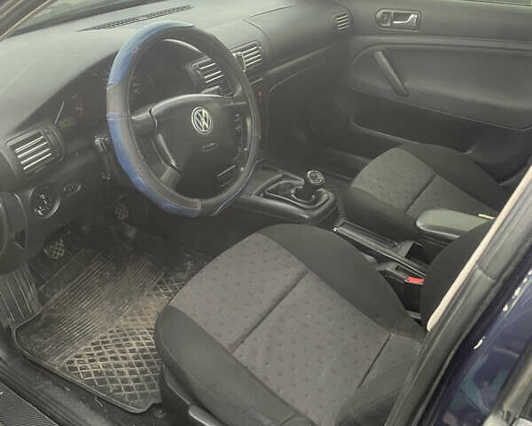 Синий Фольксваген Пассат, объемом двигателя 1.6 л и пробегом 300 тыс. км за 2800 $, фото 8 на Automoto.ua