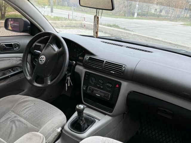 Синий Фольксваген Пассат, объемом двигателя 1.6 л и пробегом 444 тыс. км за 2850 $, фото 13 на Automoto.ua